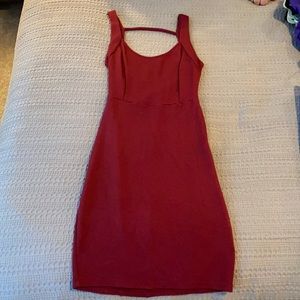 Bodycon garnet dress w/ criss cross back